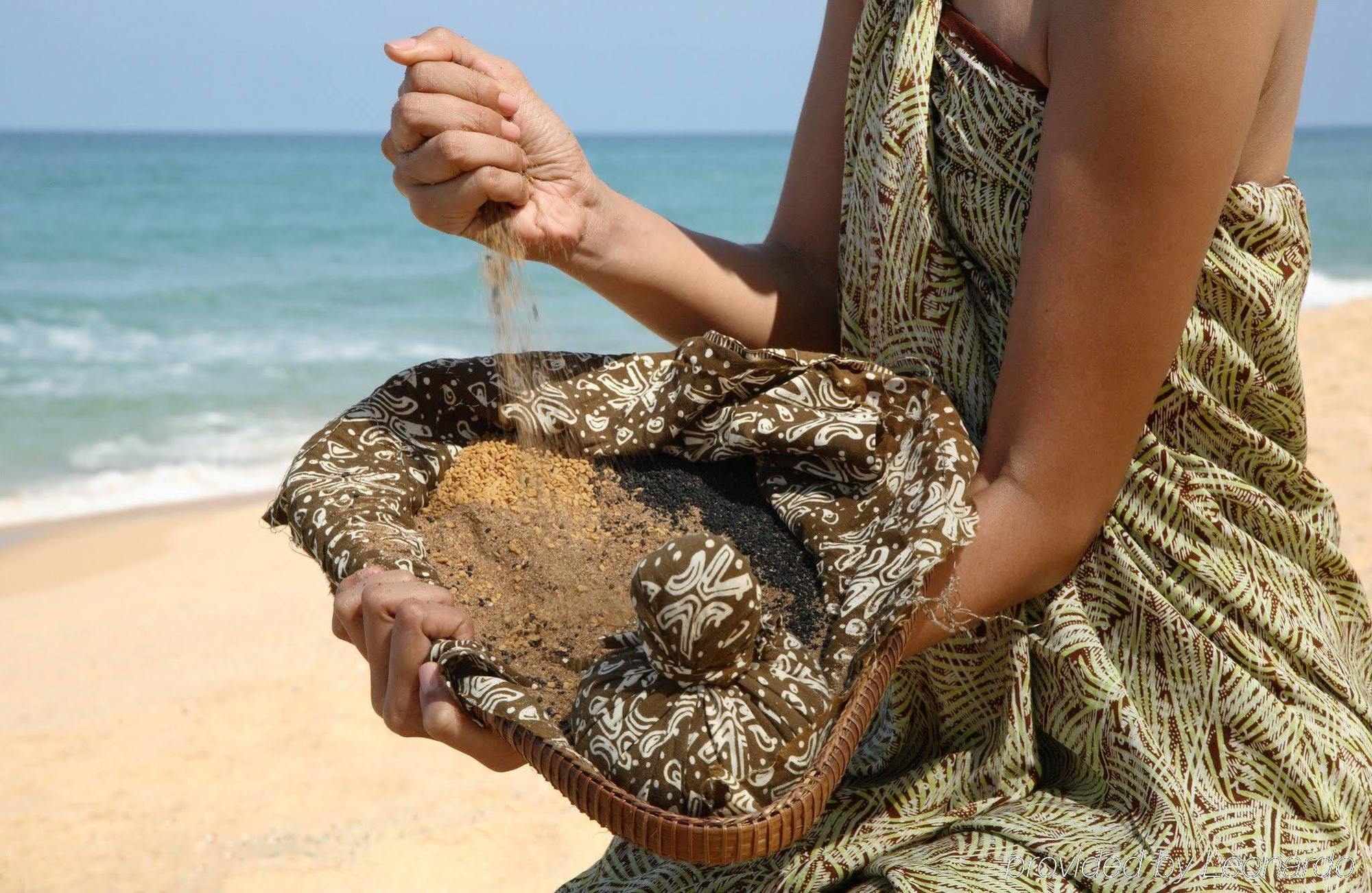 Tanjong Jara Resort, Terengganu - A Small Luxury Hotels Of The World Дунгун Экстерьер фото A woman sifting through a gold pan